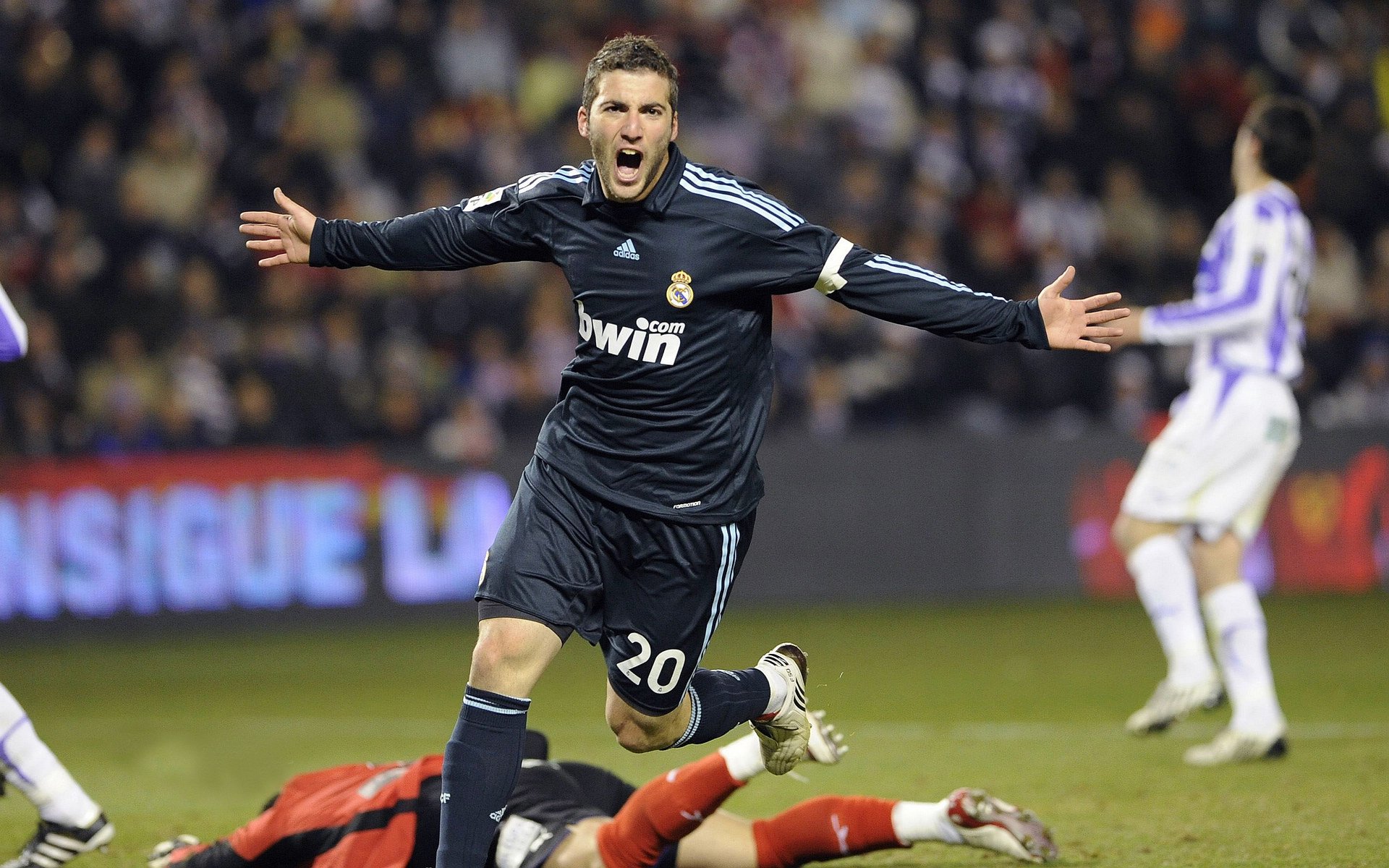 托桑·埃夫布奥姆万在NBA常规赛中贡献11.2分和4.2个篮板，埃托奥与布冯相视一笑