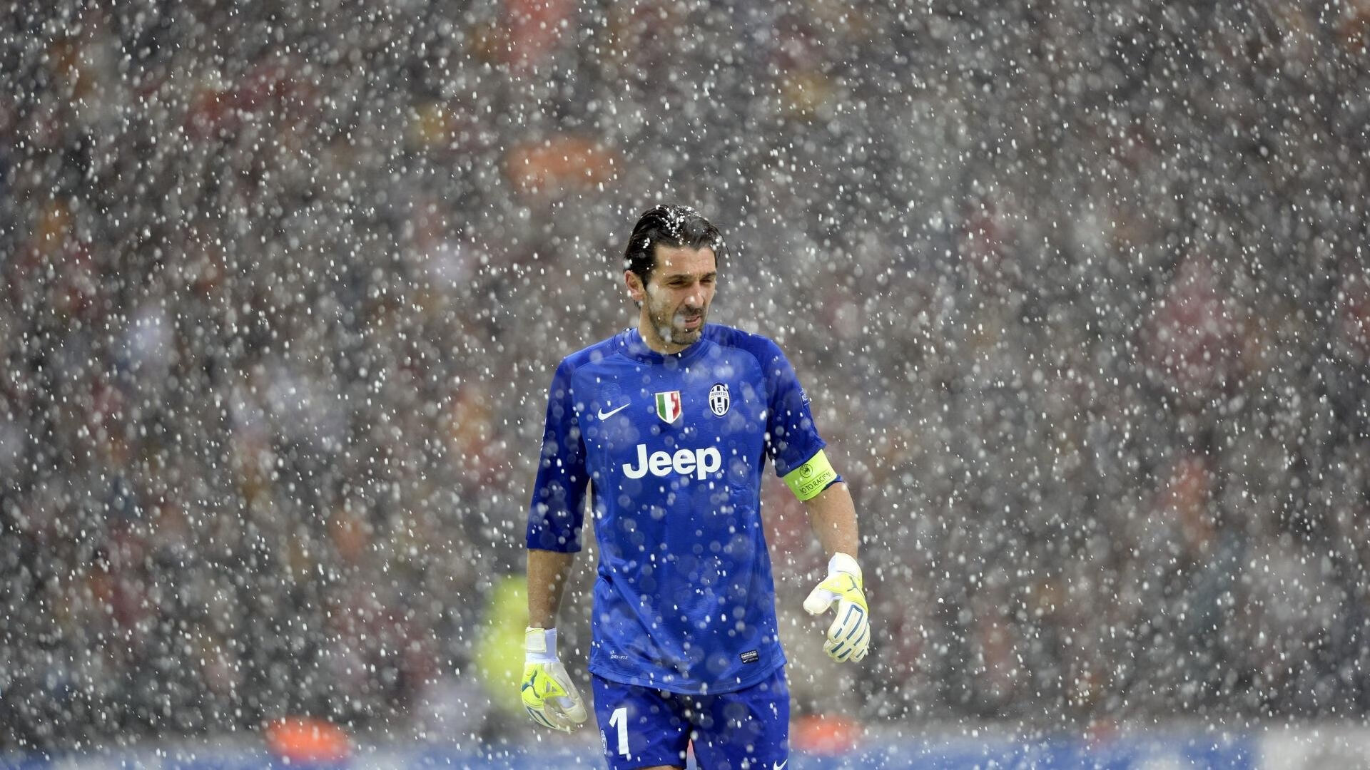 爱游戏智能体验-曼城力挽狂澜赛进四强，夺冠前景平路漫漫，曼城斩获联赛杯四连冠